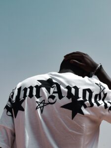 Como personalizar camisetas básicas para criar estilos exclusivos?