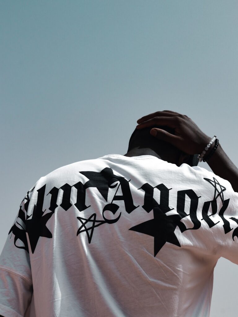 Como personalizar camisetas básicas para criar estilos exclusivos?