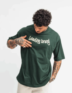 Por que a camiseta oversized virou tendência na revenda?